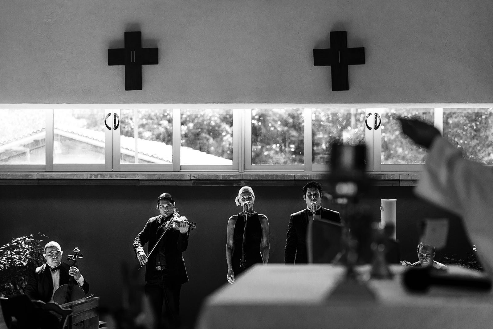 Músicos durante ceremonia religiosa de boda
