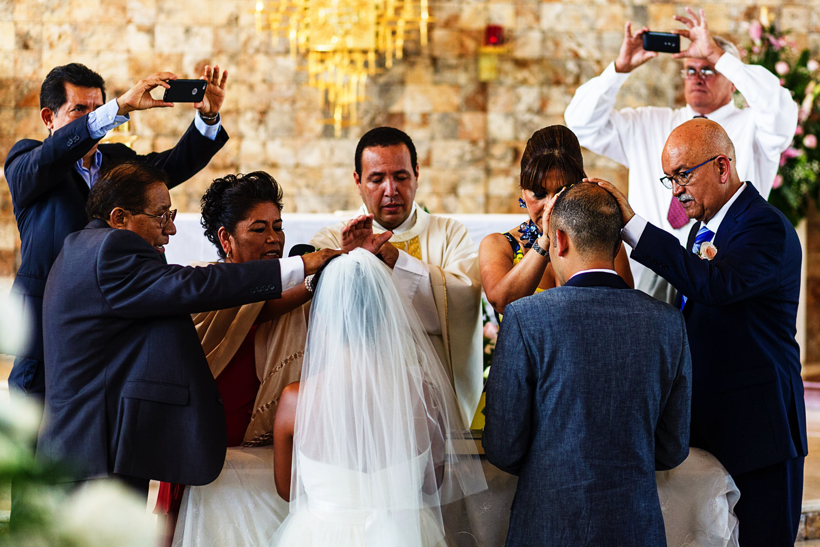 Padres de ambos contrayentes dando bendiciones para la pareja de novios