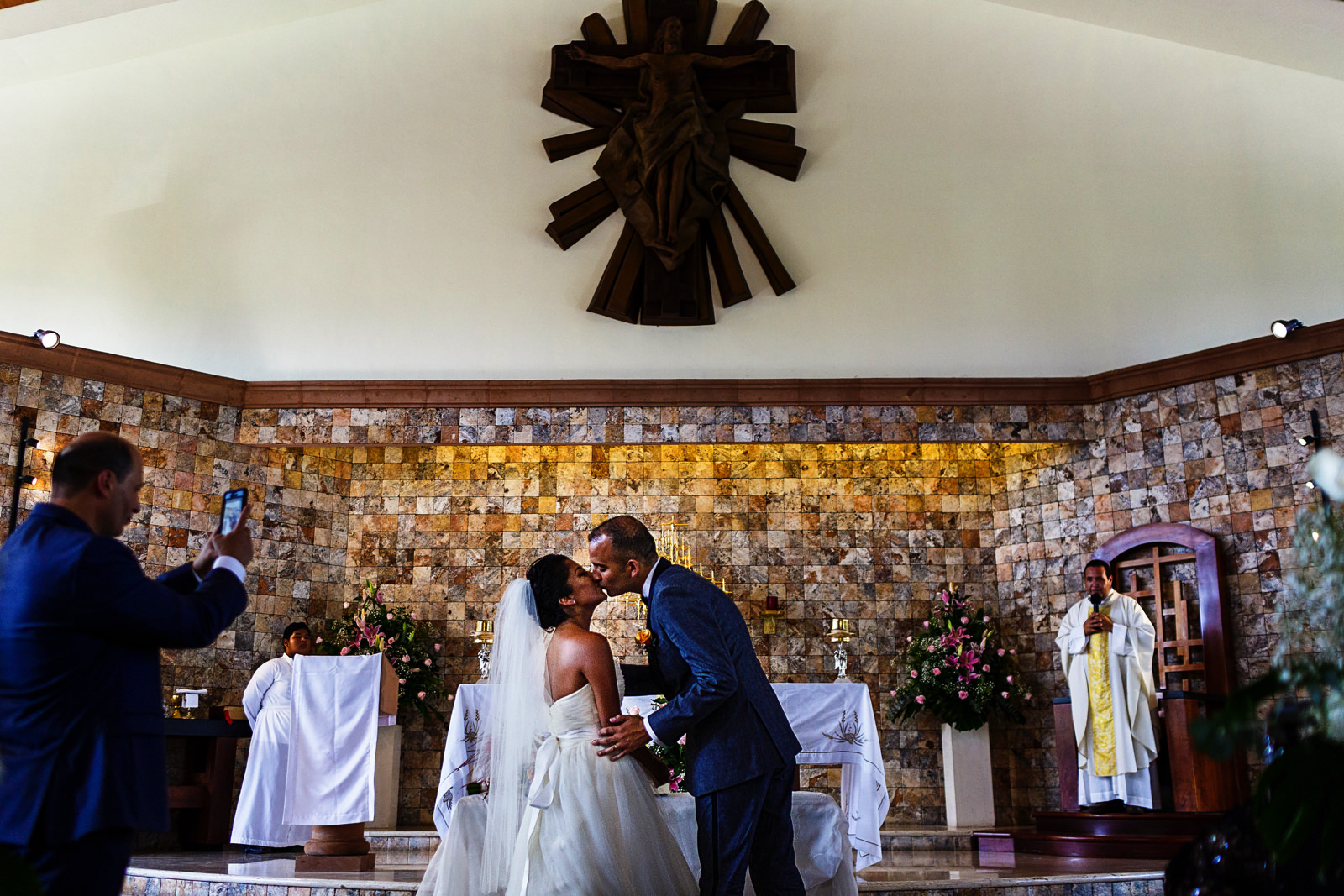 Beso de la pareja en la iglesia al terminar ceremonia religiosa de su boda