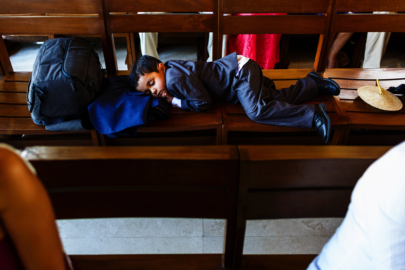 Niño dormido en banca de la iglesia