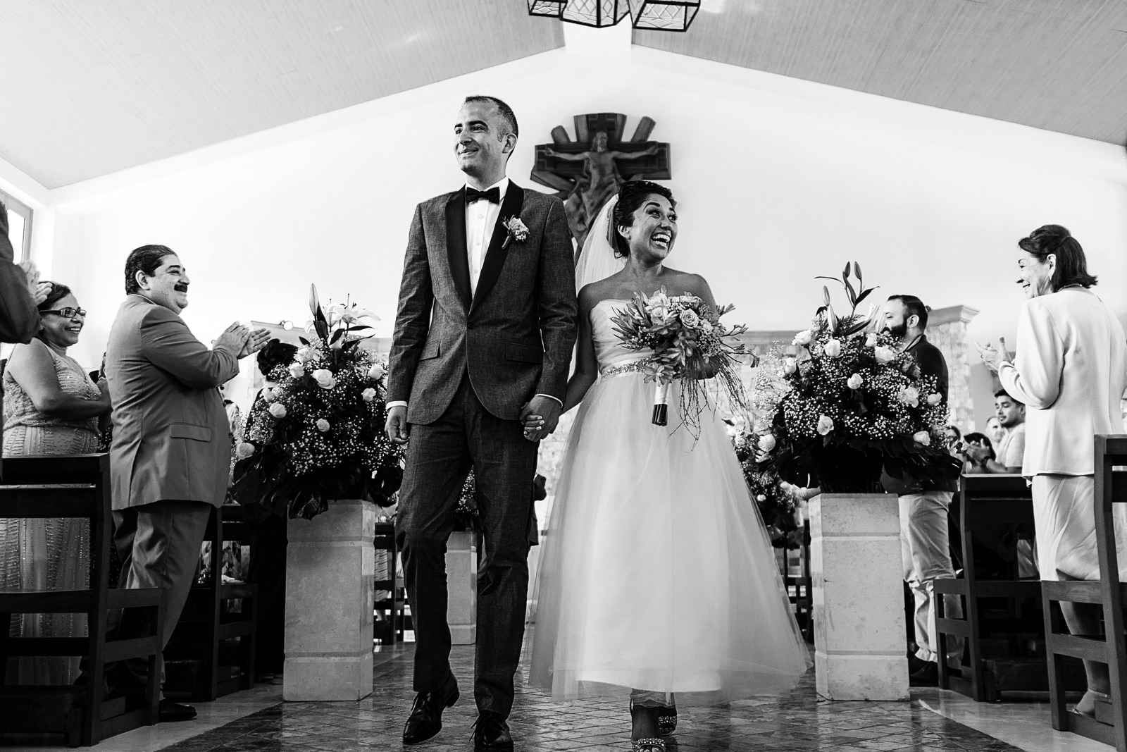 Pareja saliendo de la iglesia al terminar ceremonia religiosa de su boda