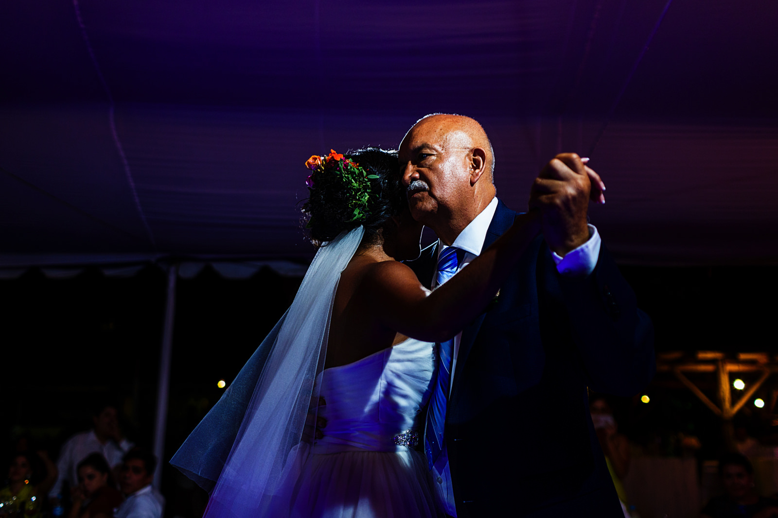 Novia bailando con su suegro