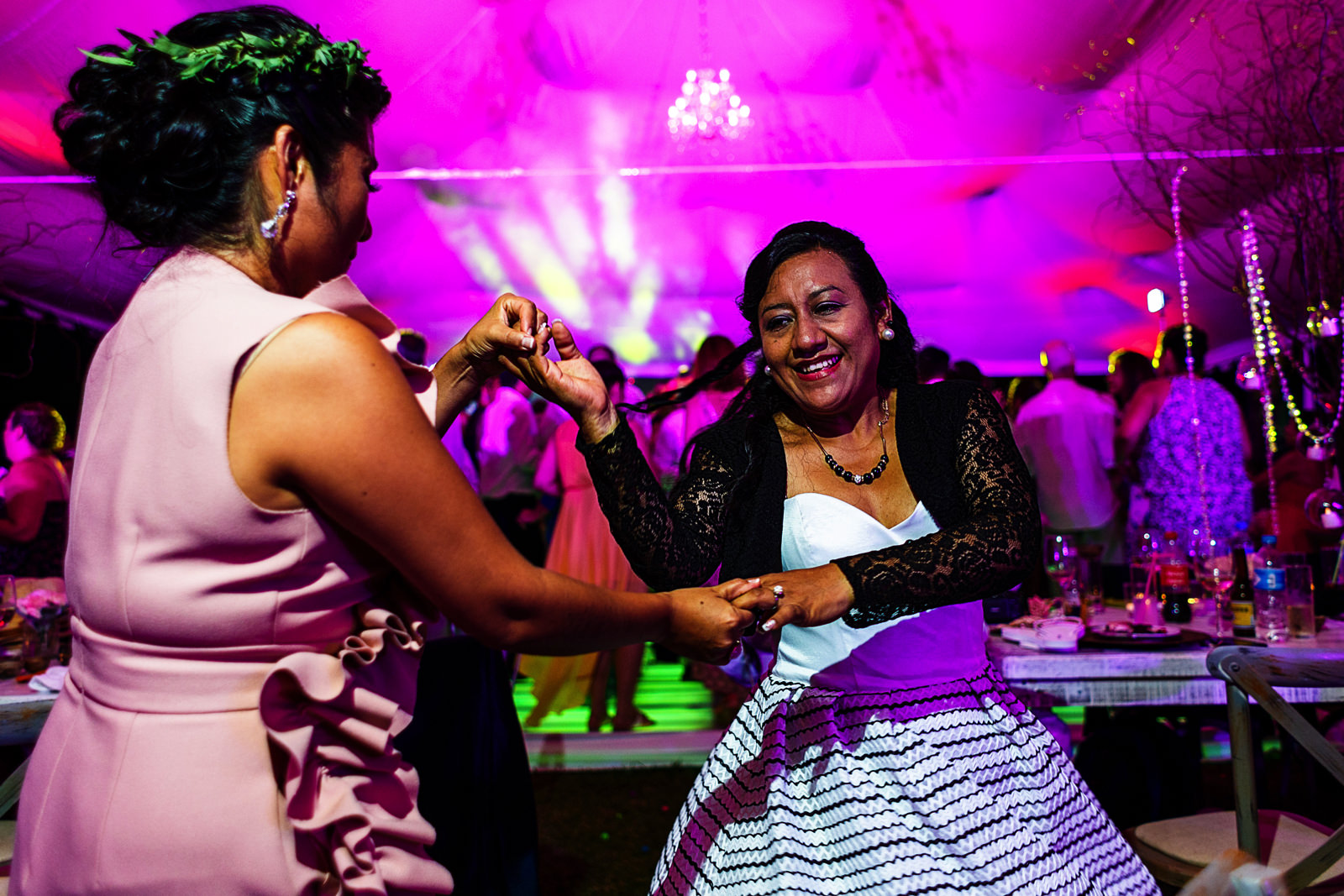 Dos mujeres bailan en la recepción de boda