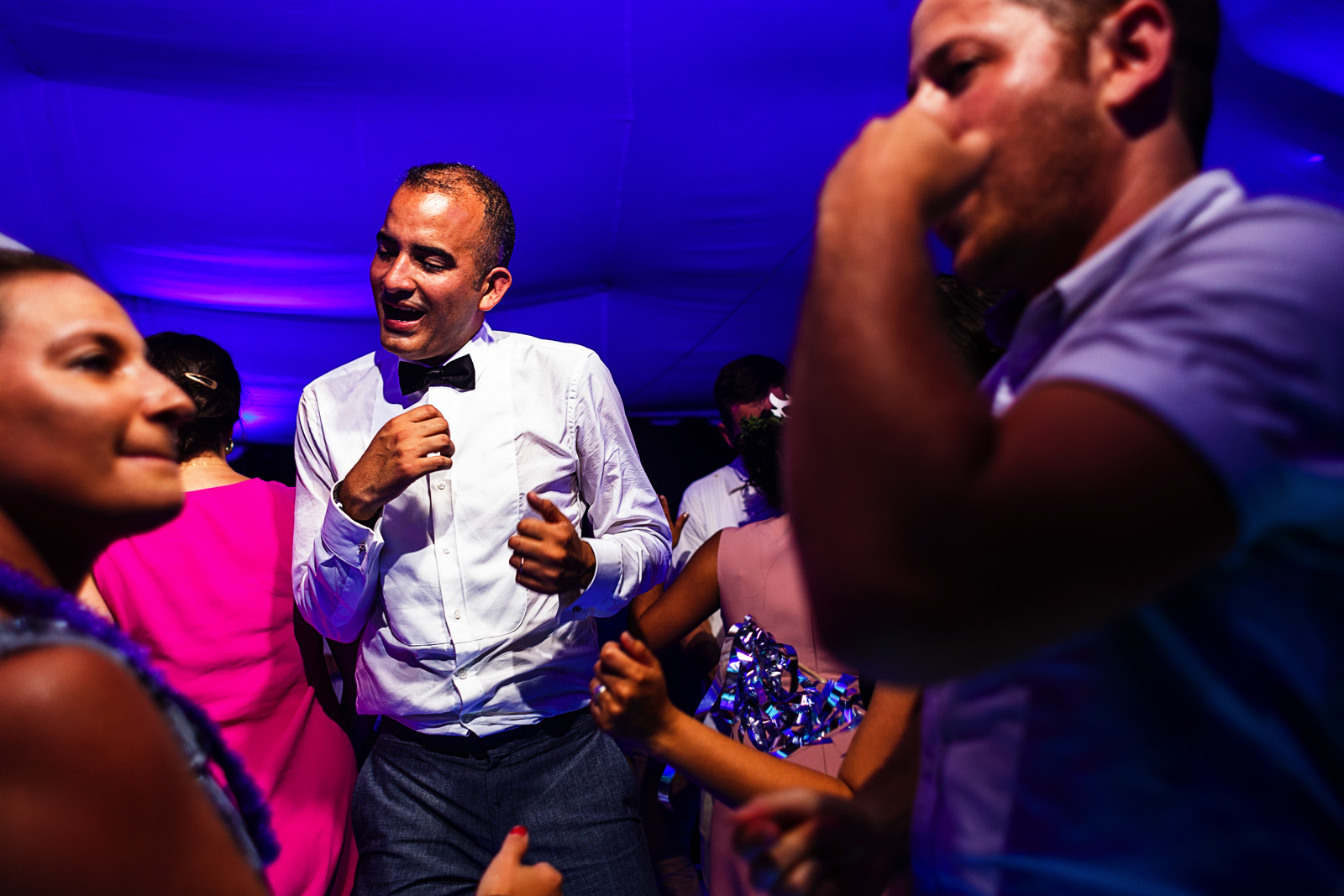 Novio e invitados bailando en la fiesta del día de su boda