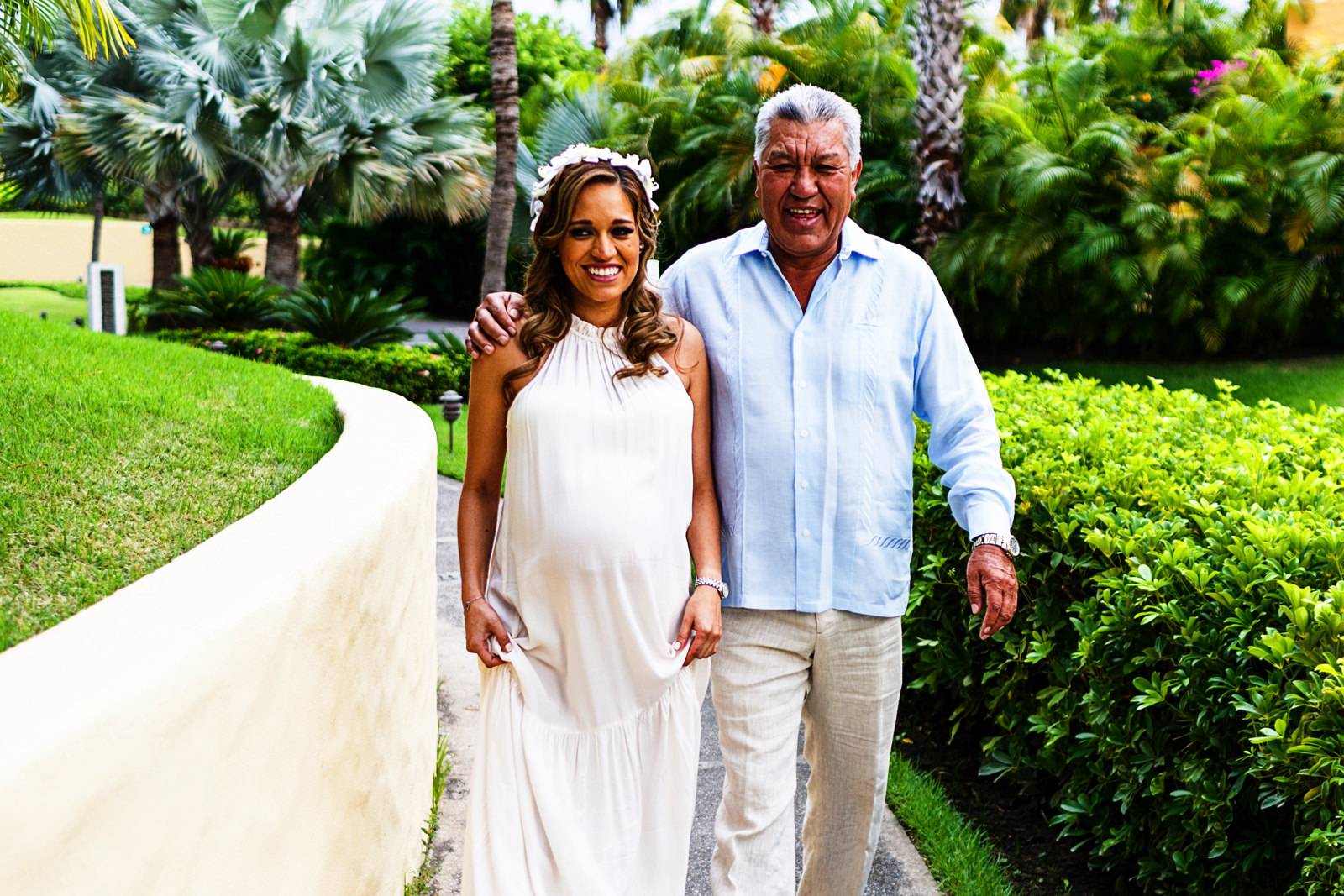 Novia y su papá caminando hacia la playa para dar inicio a la ceremonia