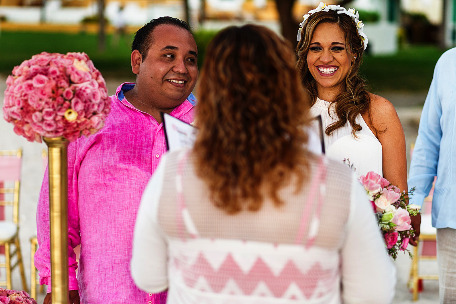 Pareja de novio y novia durante la ceremonia en su boda destino en playa