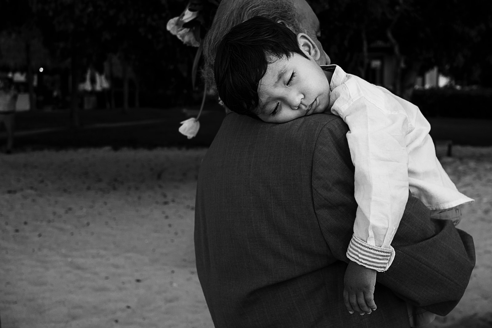 El hijo de la pareja contrayente se queda dormido en la ceremonia civil en la playa del St Regis Resort Punta Mita