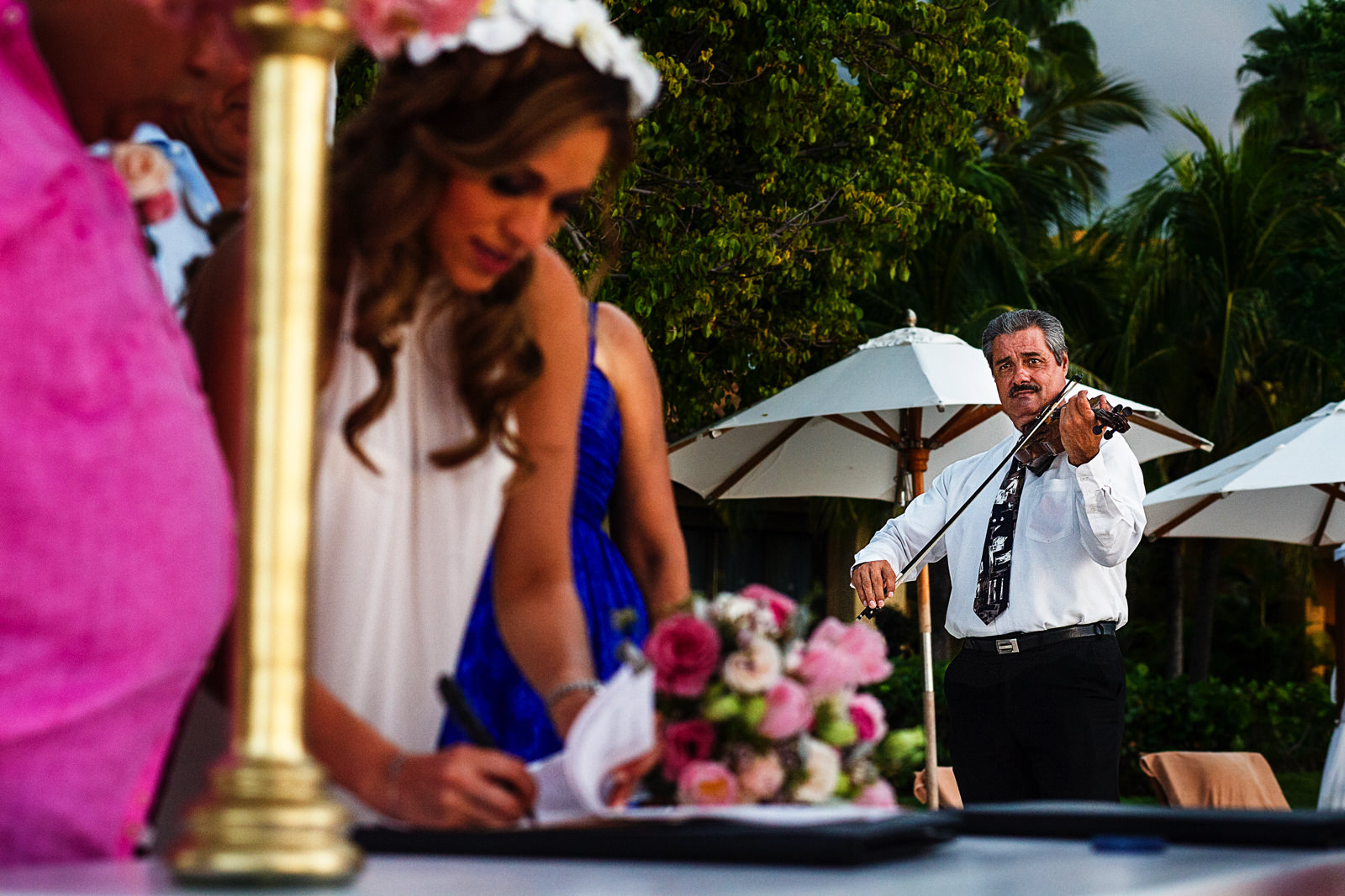 Violinista toca durante la firma de documentos legales del matrimonio