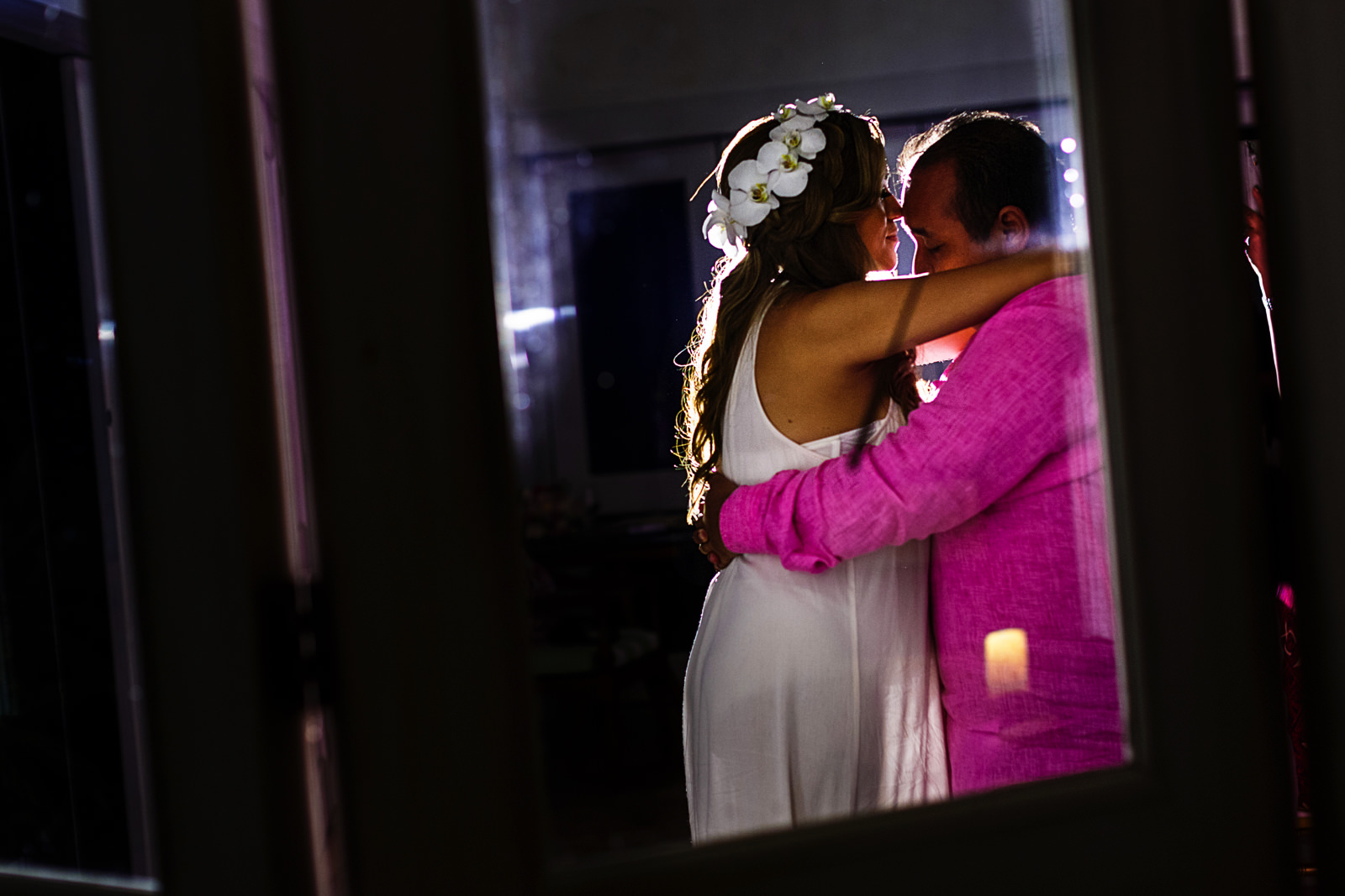 Pareja en su primer baile a través de una ventana