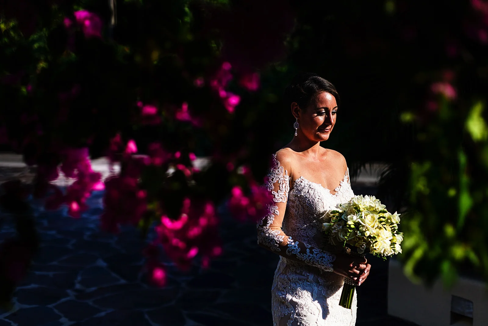 Portrait of the bride across some bugambilias
