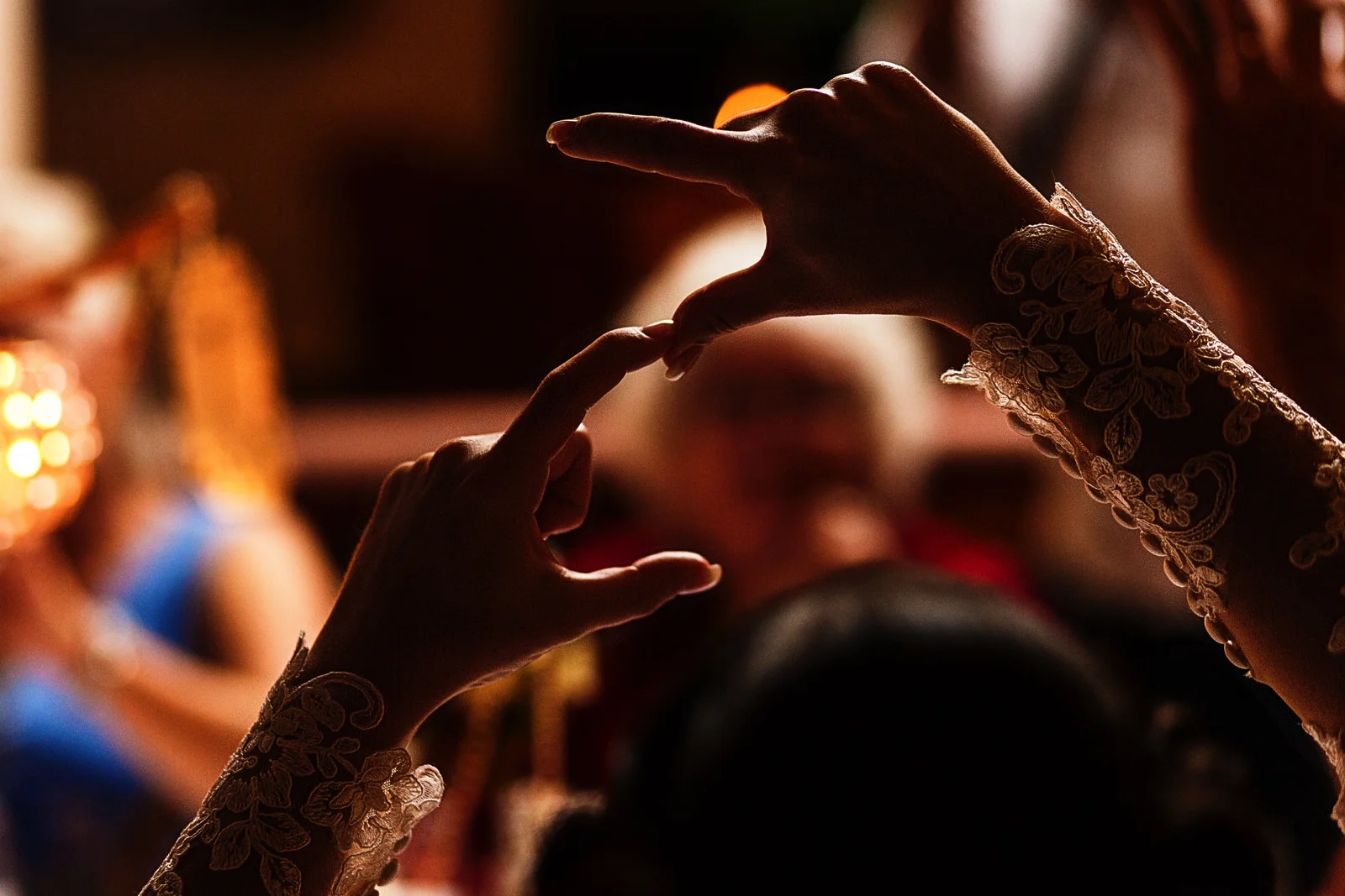 The hands of the bride made a sign during a speech during the wedding dinner
