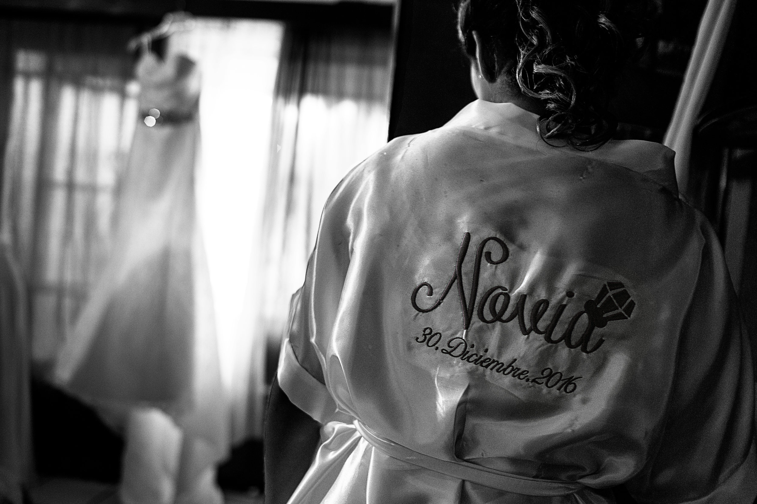 La novia viste una bata que en la espalda tiene bordado "Novia 30.Diciembre.2016"