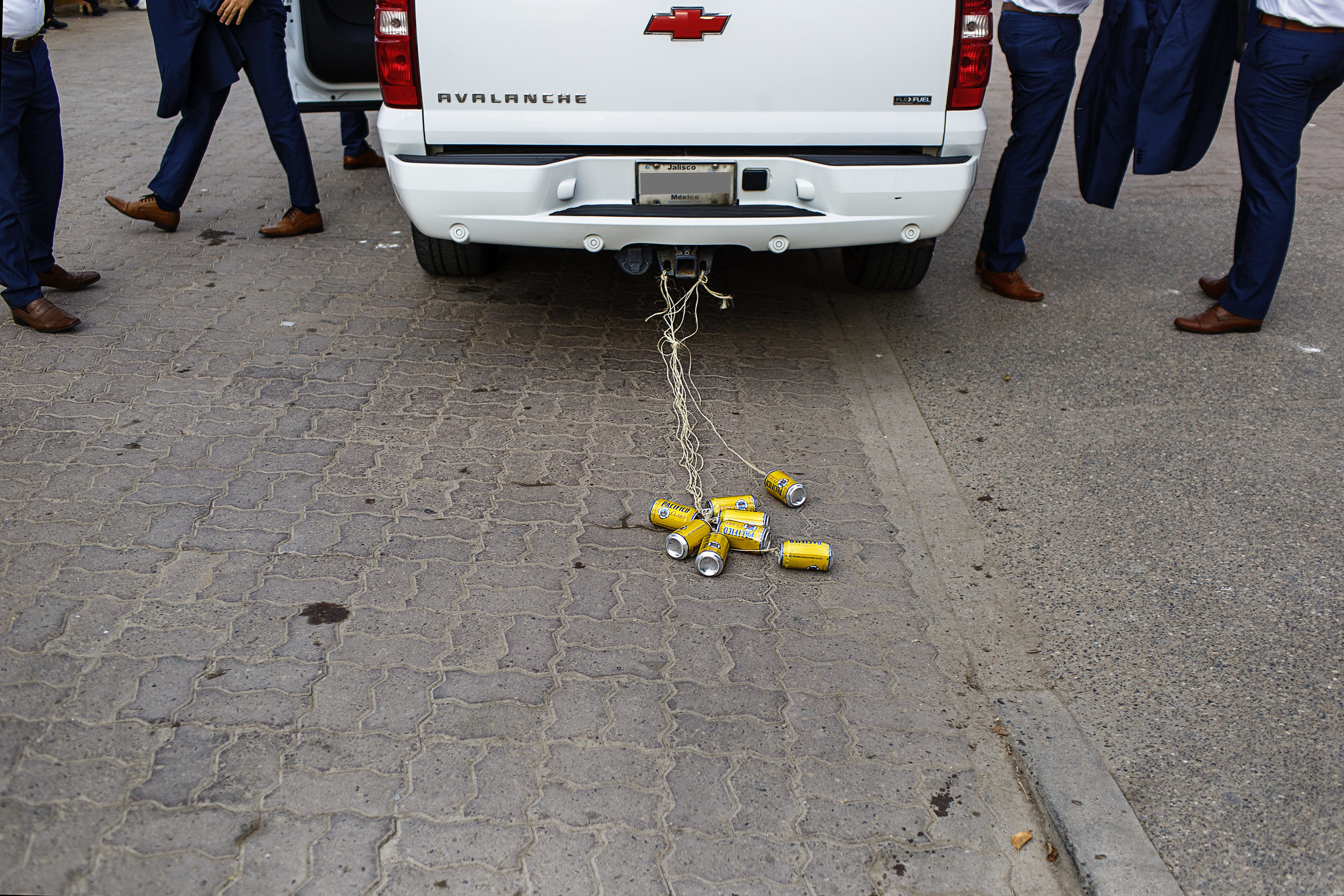 Los amigos del novio llegando a la iglesia en una camioneta que lleva como sonaja unas latas de cerveza pacifico atadas a la cola del vehículo