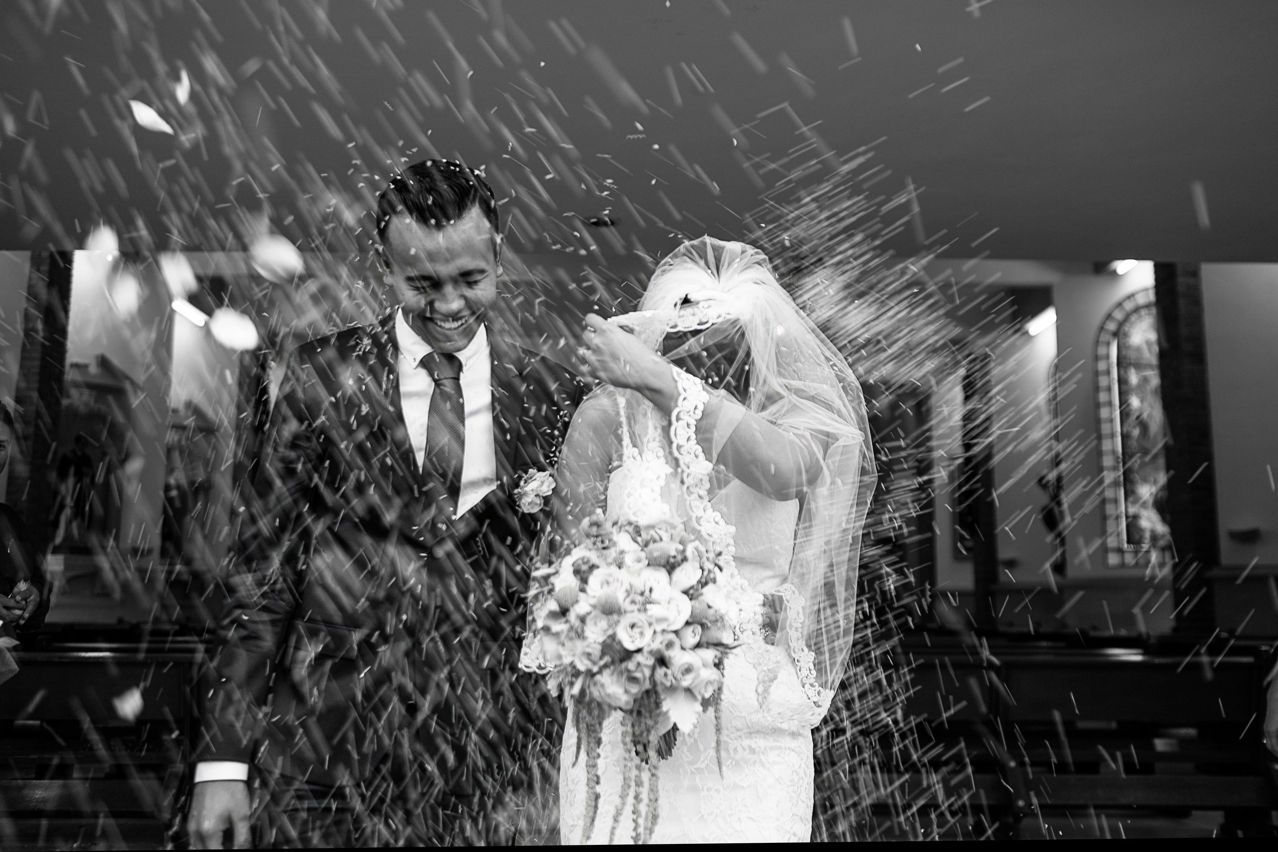 Lluvia de arroz a la salida de la feliz pareja al terminar su ceremonia religiosa de boda