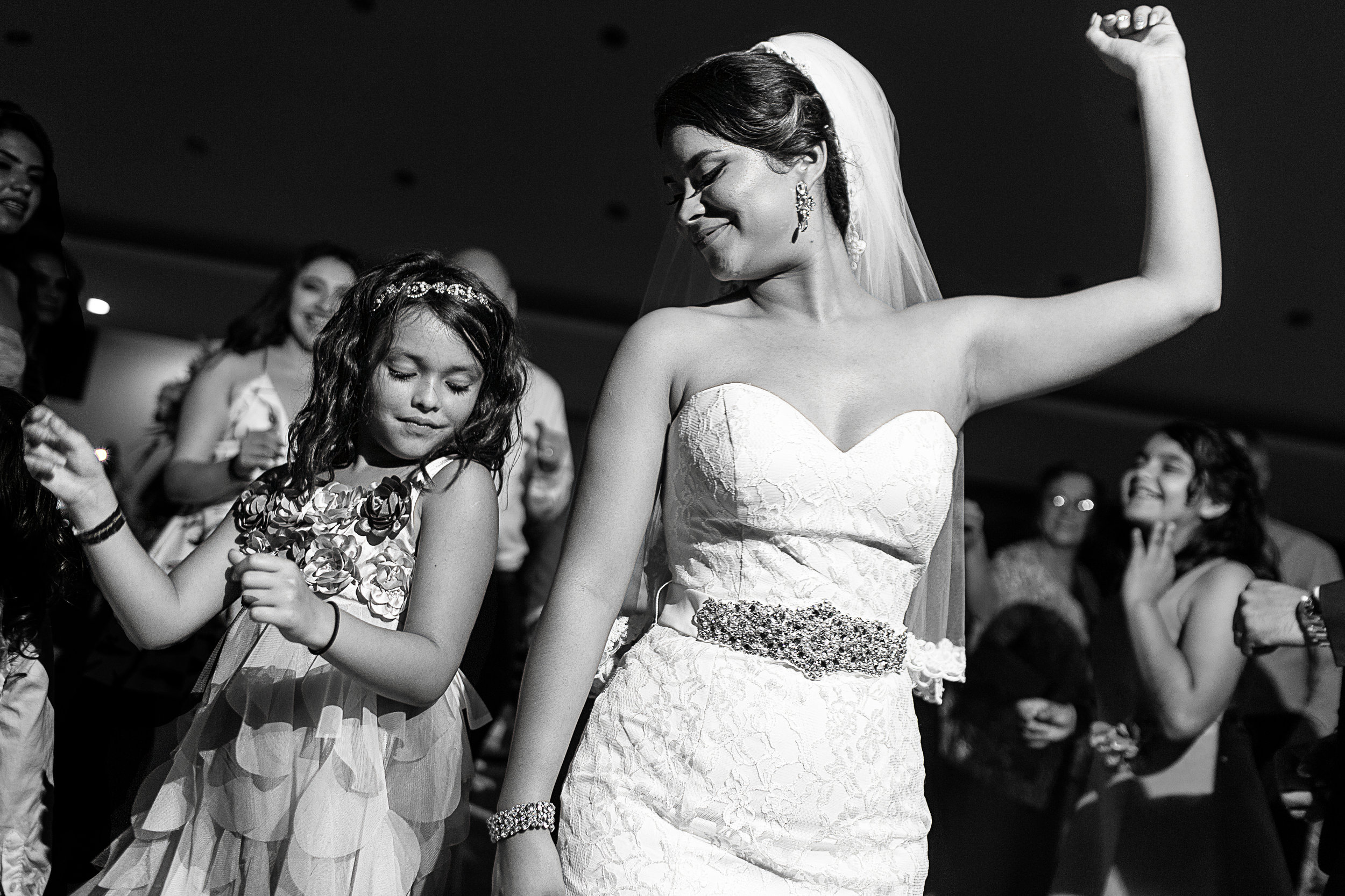 Novia baila con una pequeña invitada durante la fiesta de la boda
