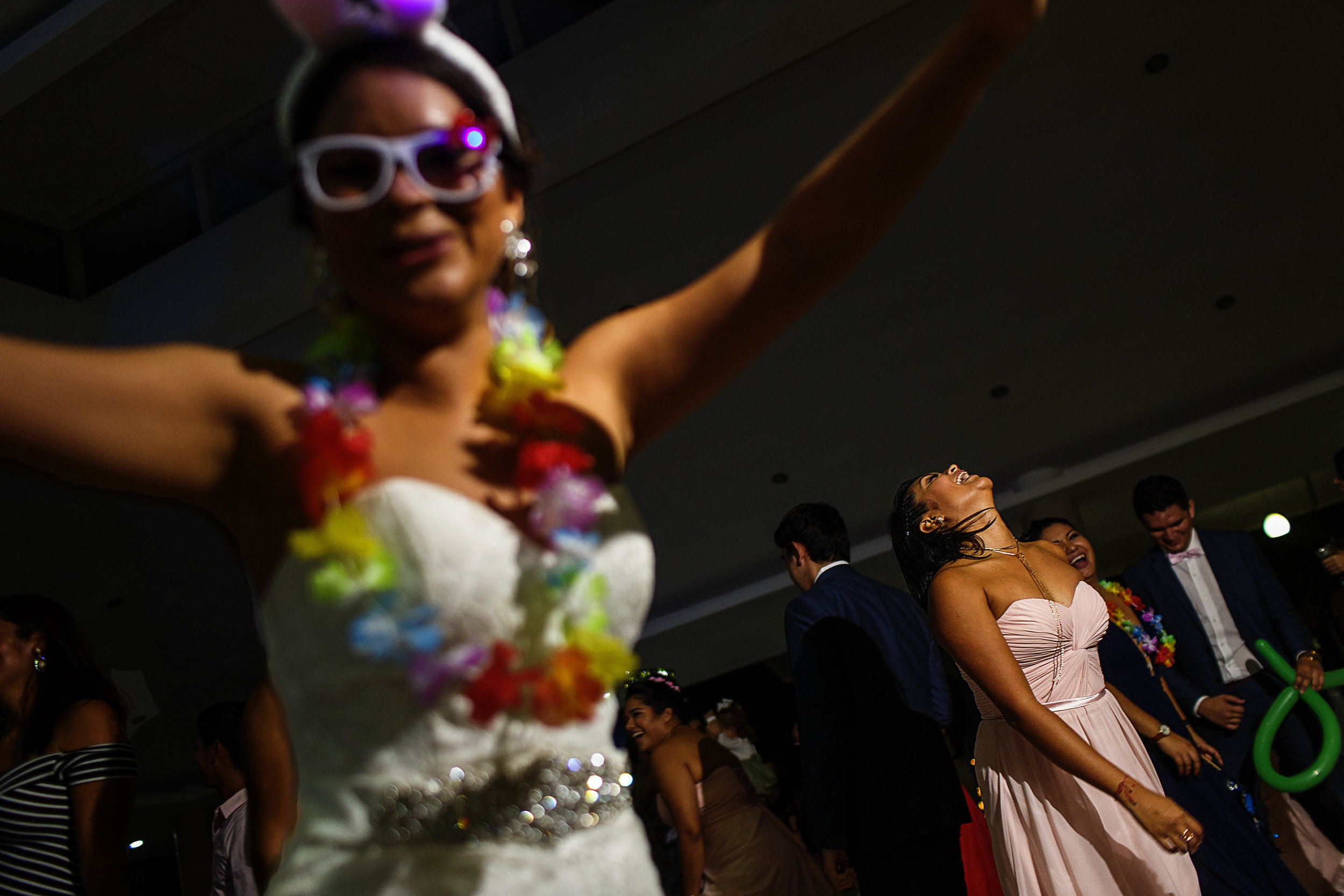 Novia y su hermana bailan en la pista durante la fiesta de la boda