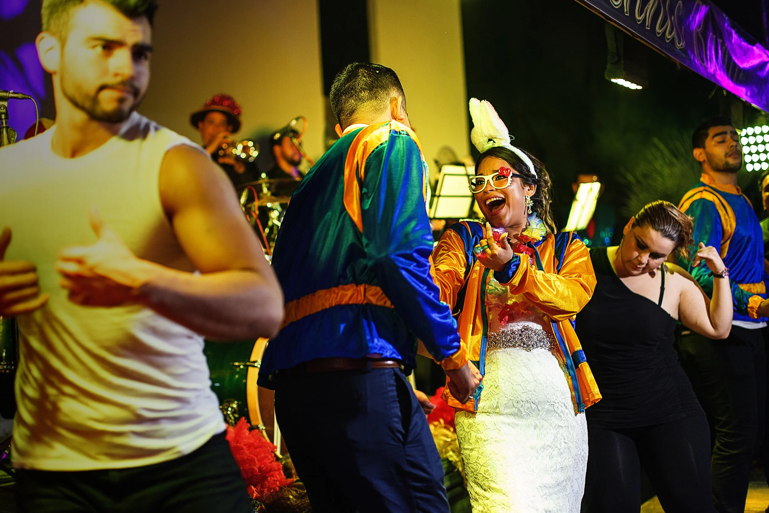 Novia y novio cantan y bailan en el escenario al ritmo de musica pop mexicana de los 80's