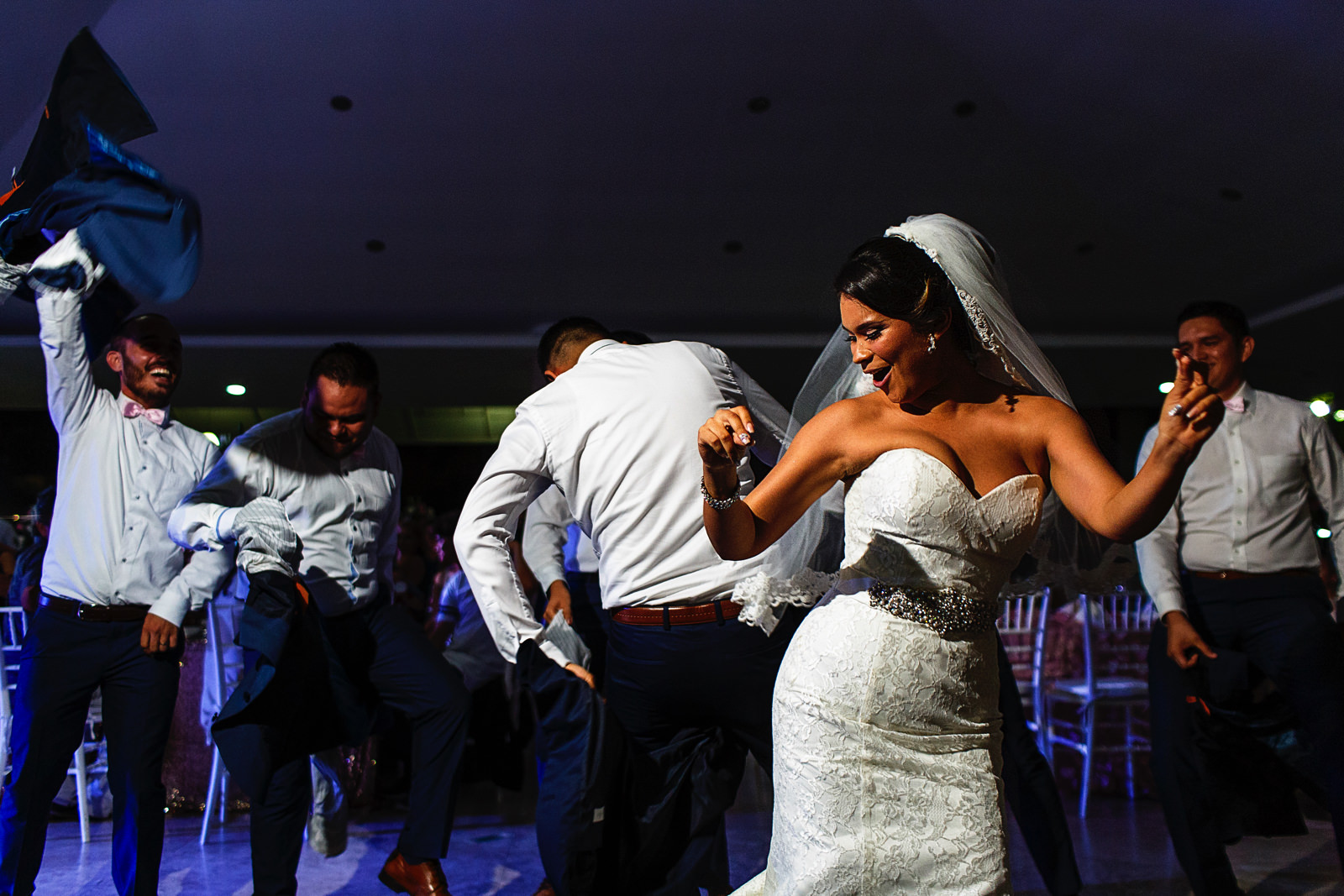La novia se une al baile de presentación del grupo nupcial durante la fiesta de la boda