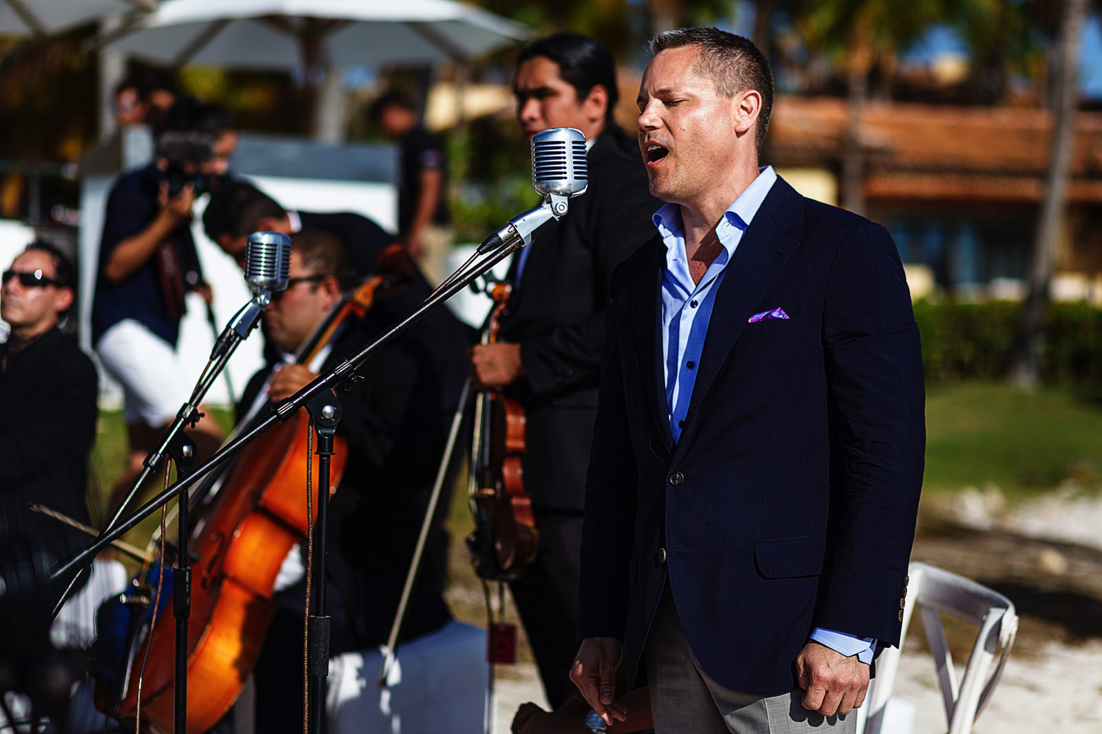 A friend of the wedding couple singing durign the ceremony.