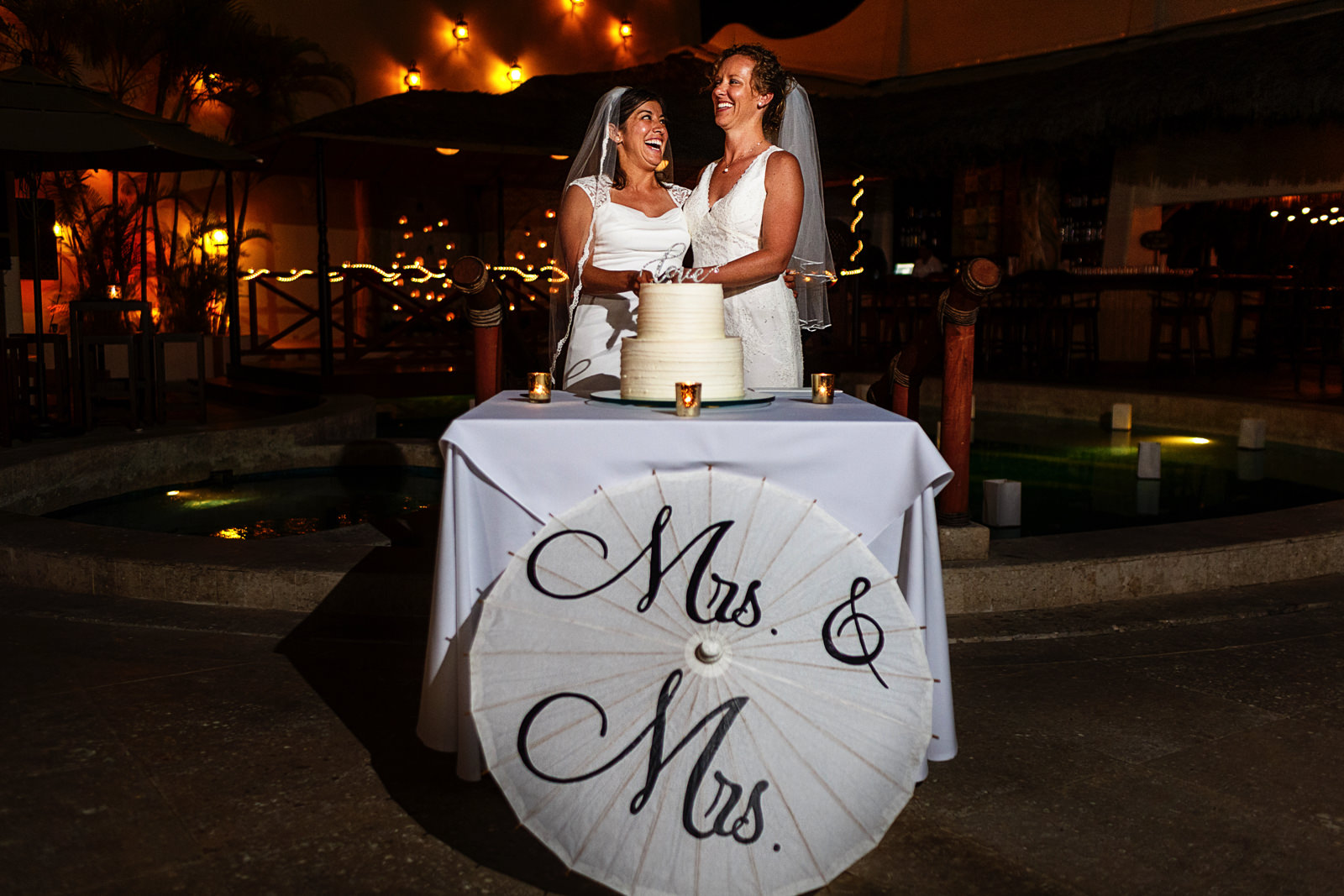 lesbian_couple_cutting_cake_mrs&mrs_umbrella