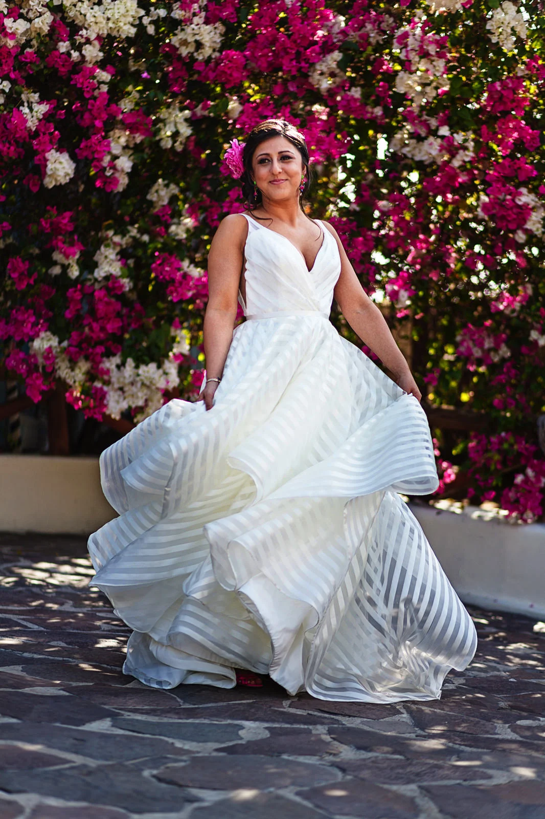 bride-waving-dress-bugambilias