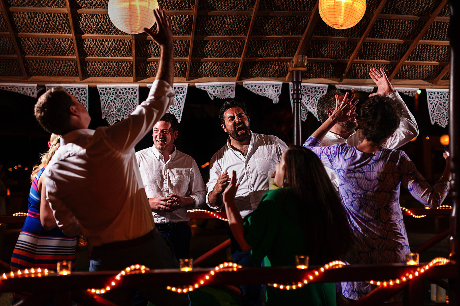 guests-sing-dance-enjoy-dancefloor