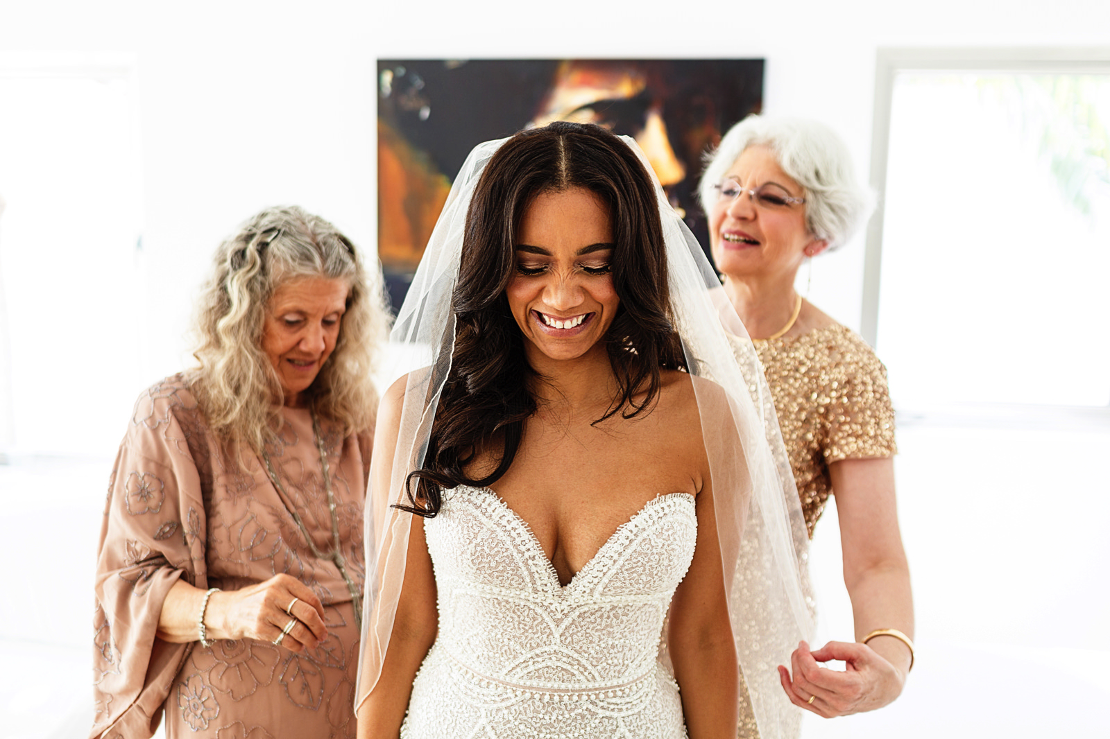mothers-help-bride-wedding-veil
