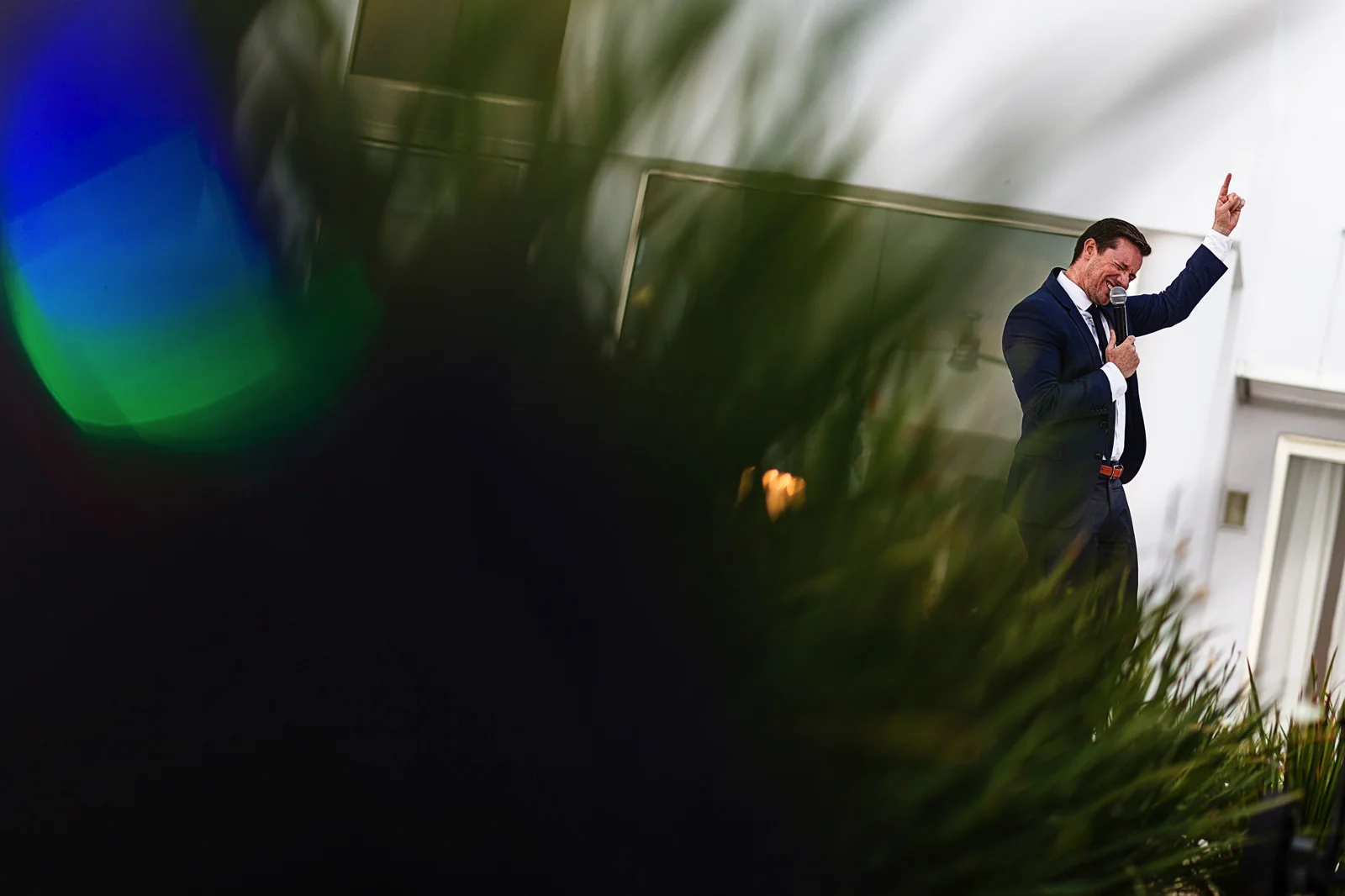 ceremony-master-giving-speech-wedding-couple