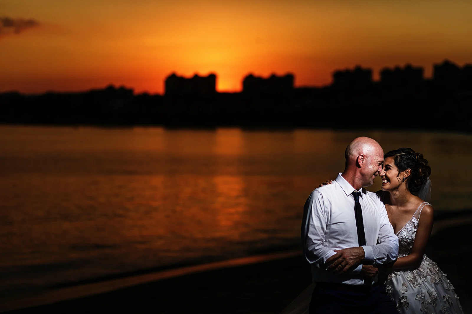 Novia y novio en el atardecer en la bahia de Banderas, recién casados.