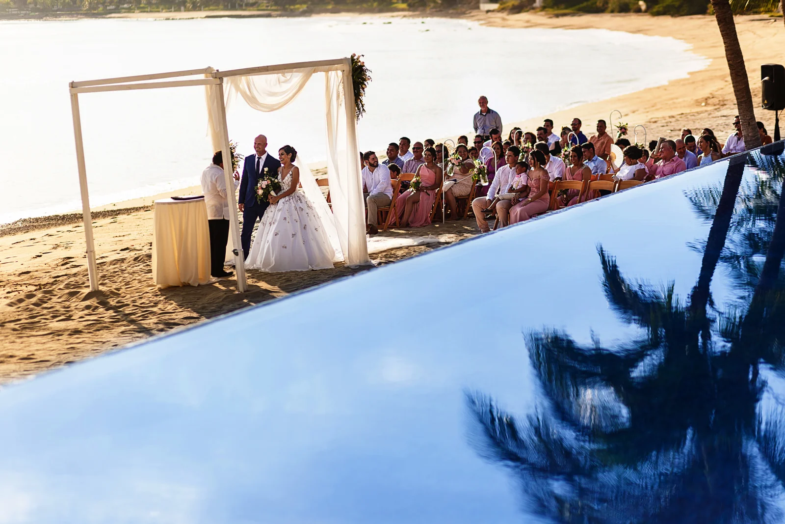 Ceremonia de boda en la playa al atardecer en el pacifico mexicano
