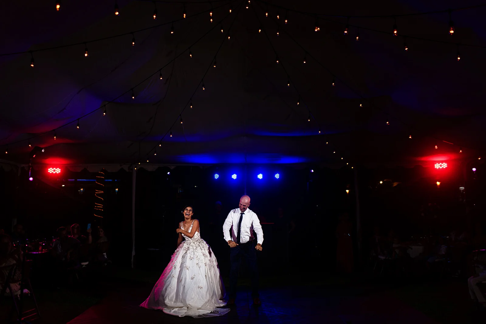 Baile especial de la pareja de recién casados en el día de su boda en la playa