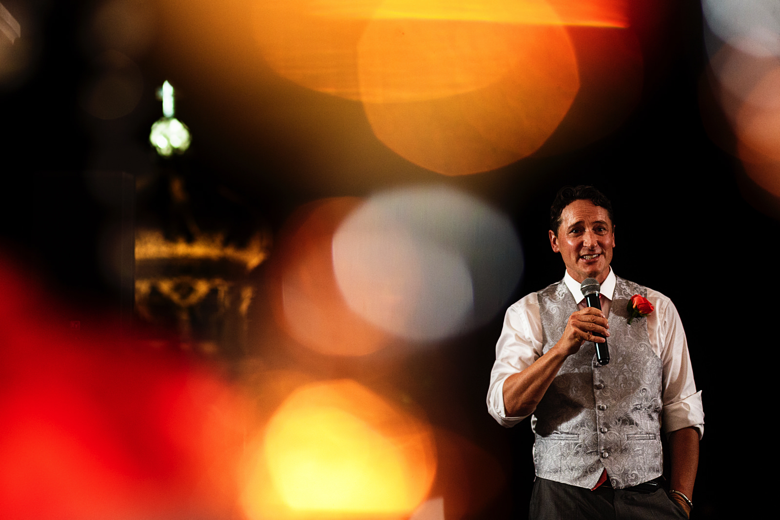 Speech of one of the groomsmen and lightburns effect from the camera lens