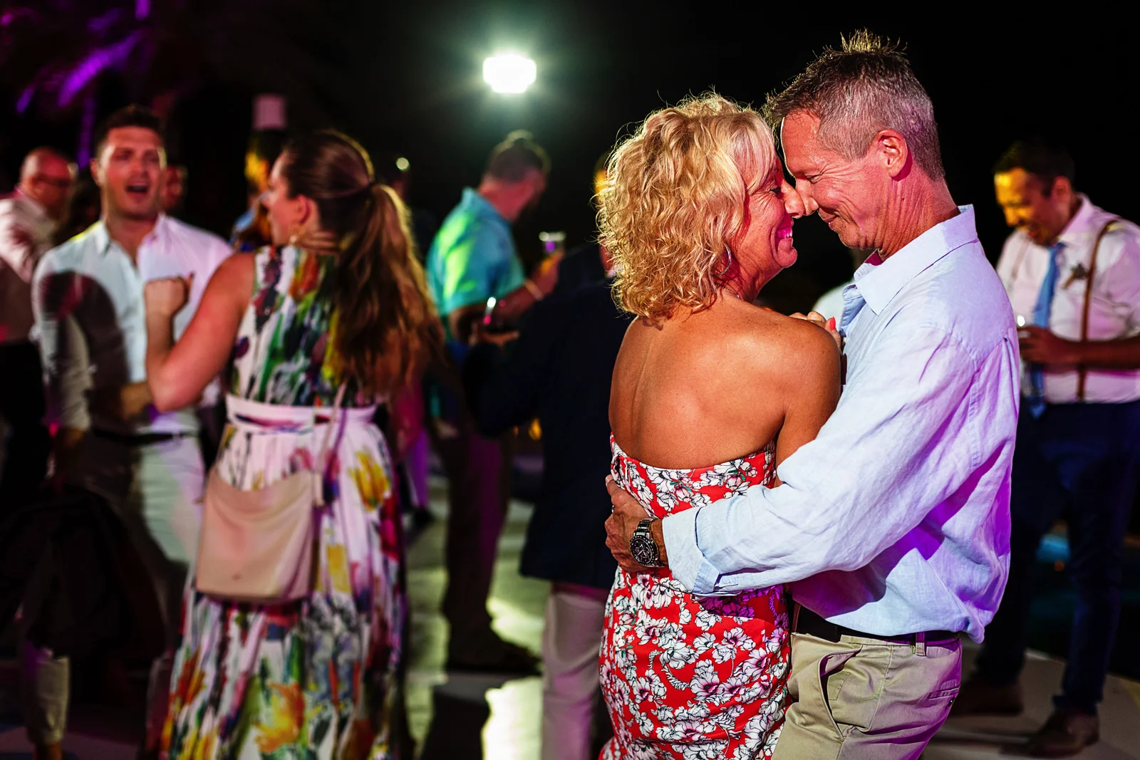 Wedding guests smooch in the middle of the dancefloor