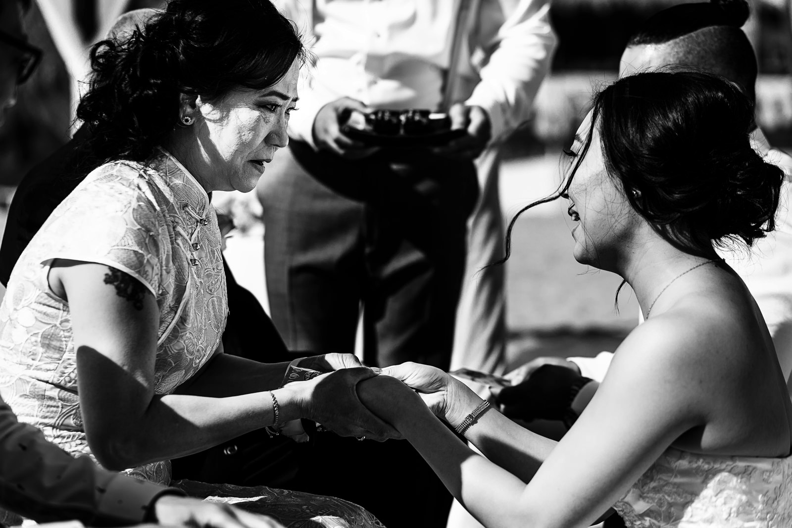 Bride gives her mom a letter as a part of a traditional asian wedding ceremony