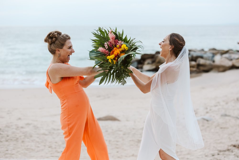 bride-sister-bouquet-fight-beach-hotel-playa-fiesta.JPG