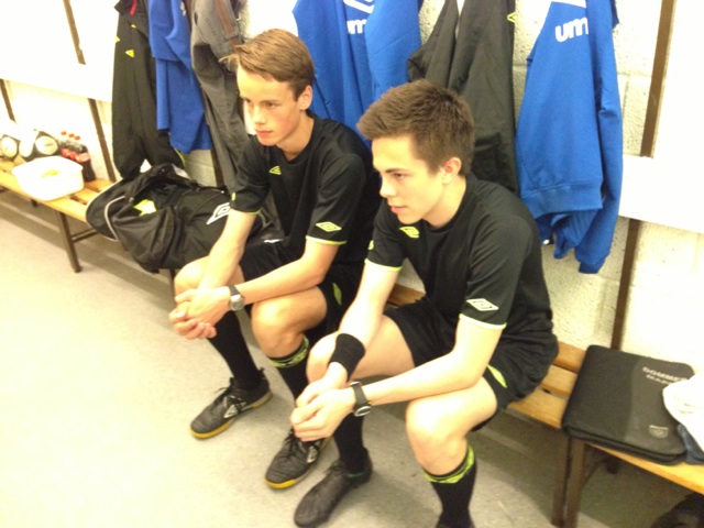 ASSISTERTE: De unge oslodommerne Sverre Starheim (17) (t.v.) og Fredrik Glendrange (18) var assistentdommere i en av kampene på tiltaket.