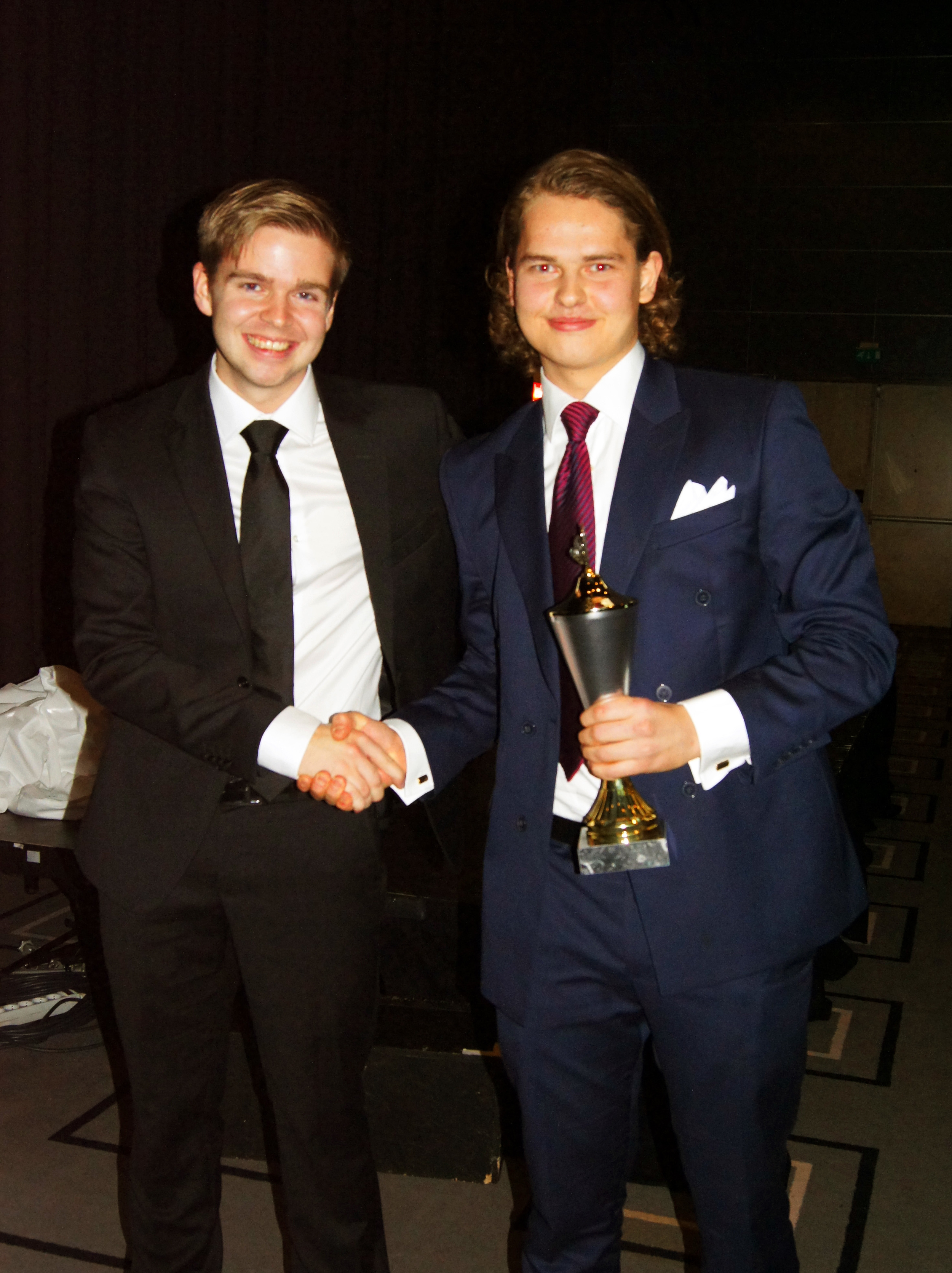   &Aring;RETS REKRUTTDOMMER:&nbsp; Henrik Skjevestad i OFDL overrakte prisen for &aring;rets rekruttdommer til Jonas Virtanen. 