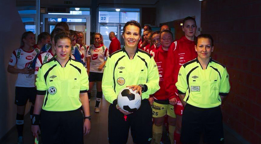 Emilie Rodahl Dokseth fra Bækkelaget sportsklubb dømmer cupfinalen for kvinner.