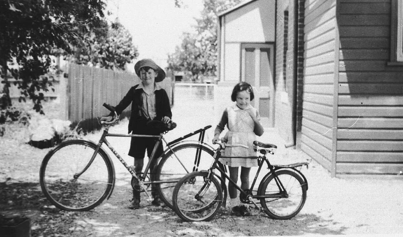 Jim and Nancy Davenport, Albury, NSW, 11 December 1938, by by - J E N Davenport.  Photo courtesy of the State Library of NSW.