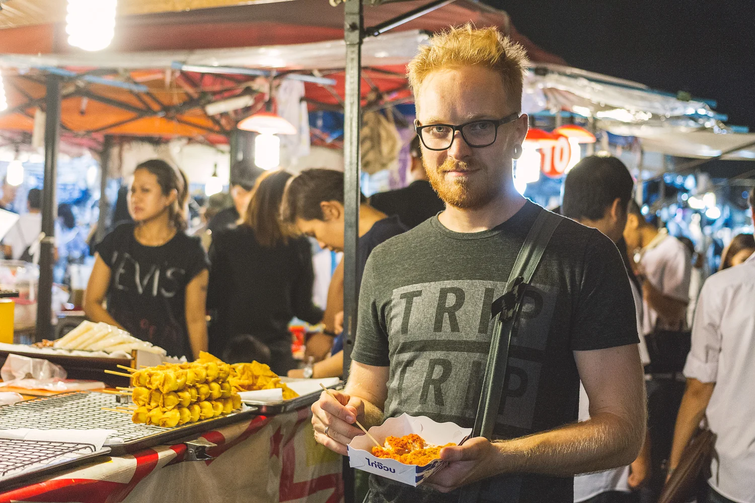 Kristoffer med litt spicy kylling i hånden