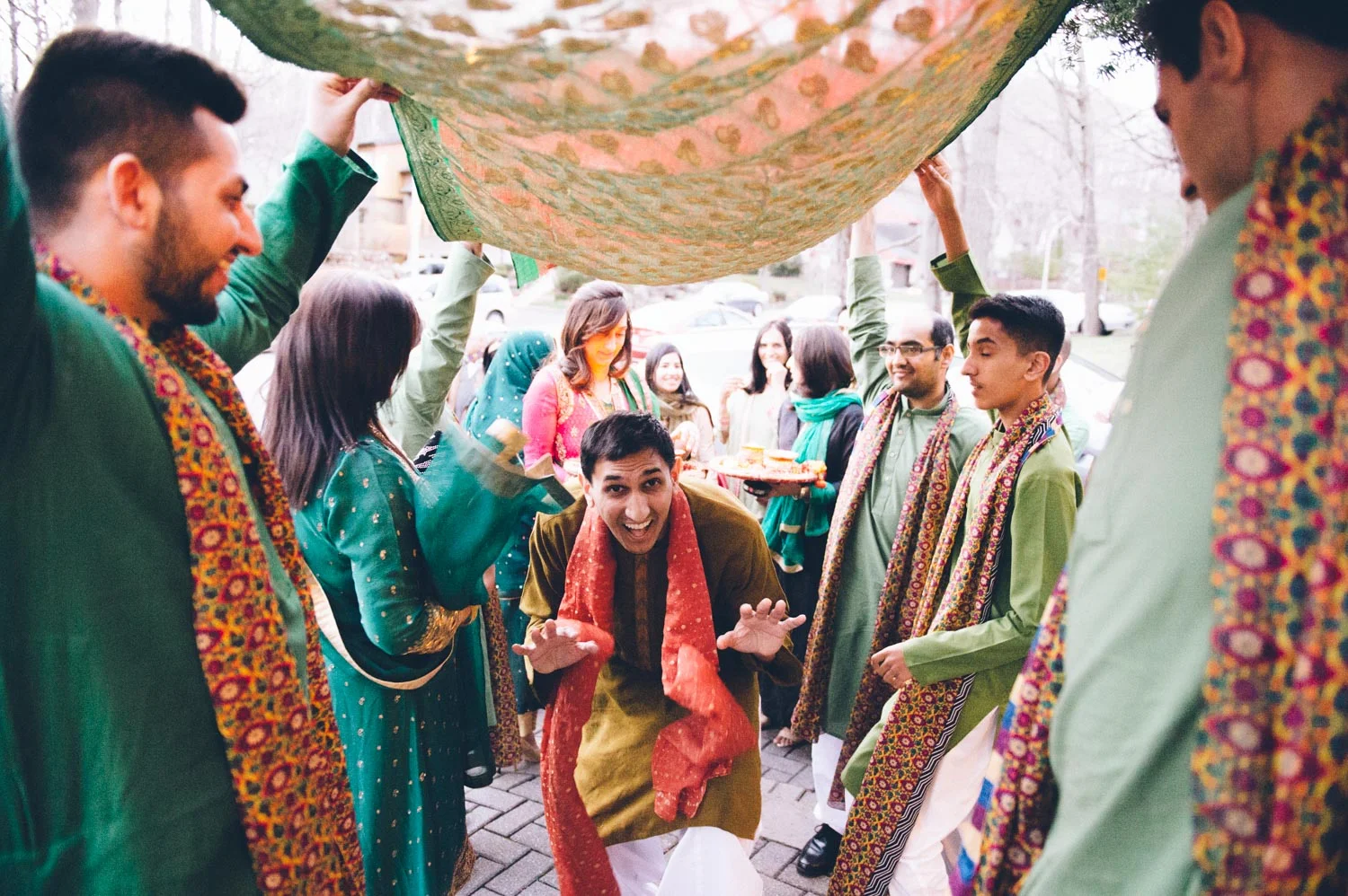 Pakistano groom enetering home