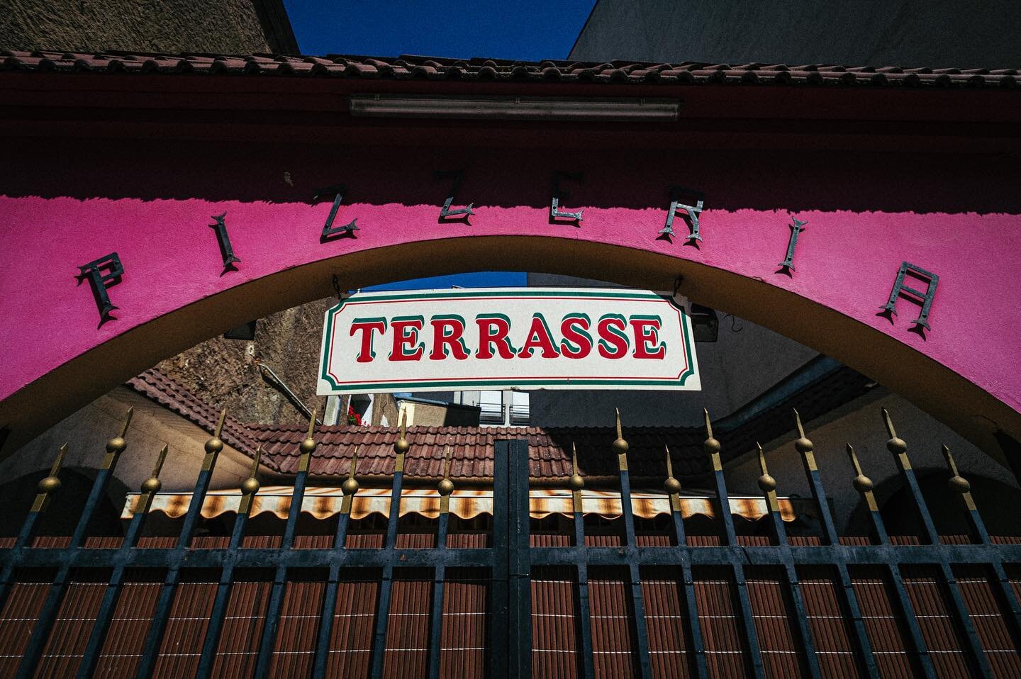 #street #colorful #streetphotography #rumelange #terrasse #pizzeria #bonappetit #nikond4s #24mm