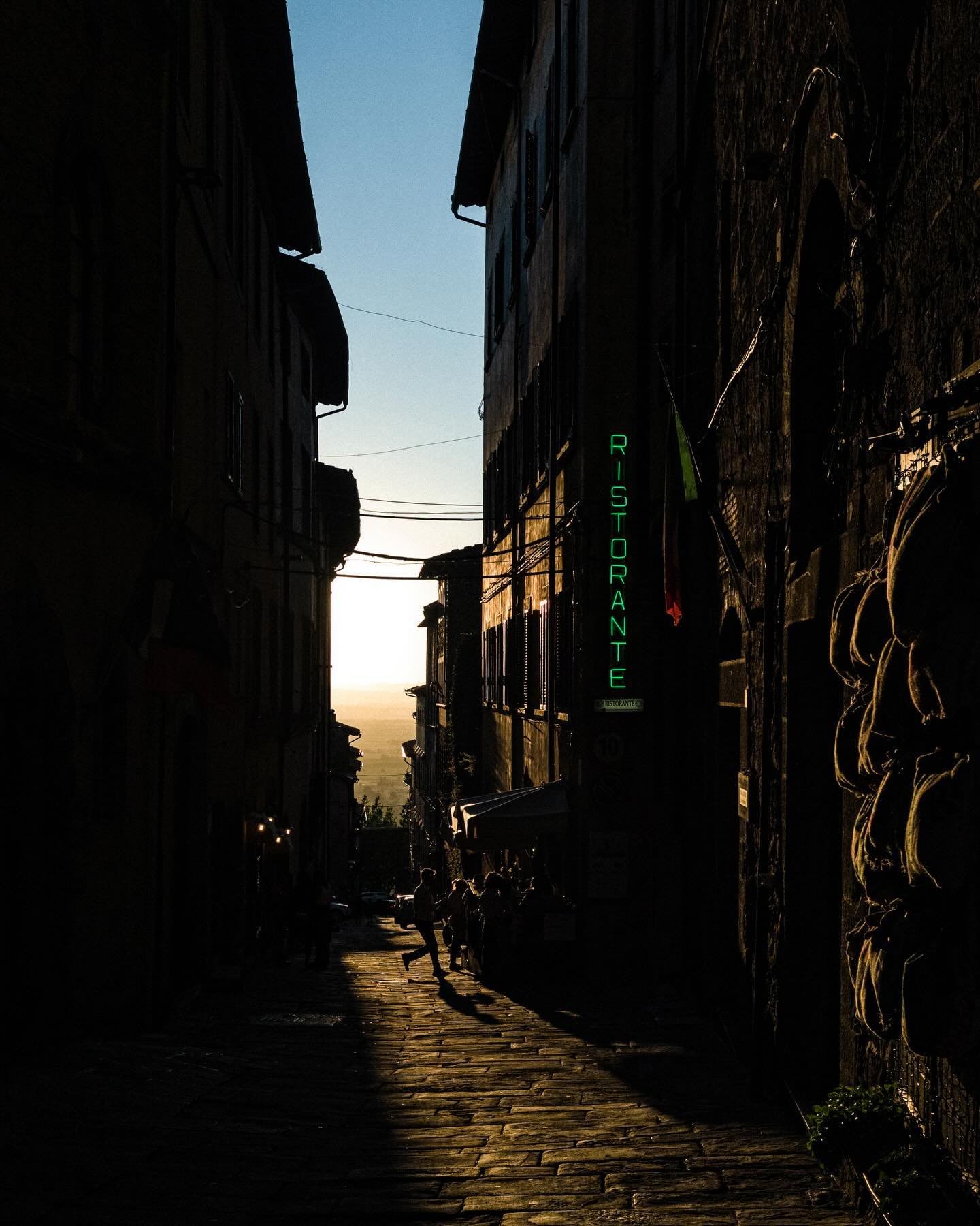 #italia #cortona #ristorante #shadows #2021 #leicam9 #35mm #streets #sunset