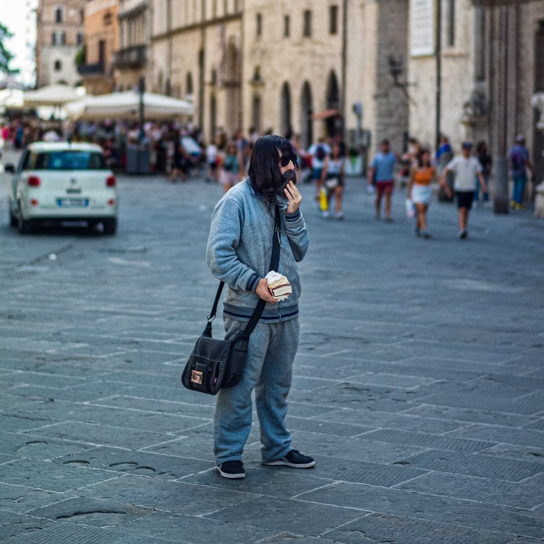 #perugia #2021 #bookreader #italian #streetstyle #streetphotography #mysterykey #leicam9 #50mm