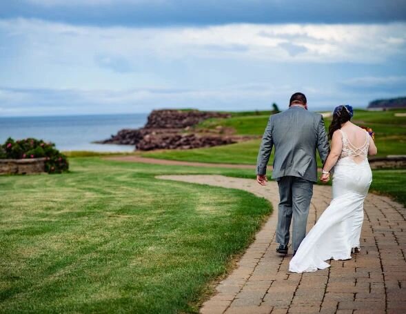 @foxharbrresort is seriously so idyllic, full of vibrant greens and many shades of blue. The perfect backdrop for a true Nova Scotian wedding