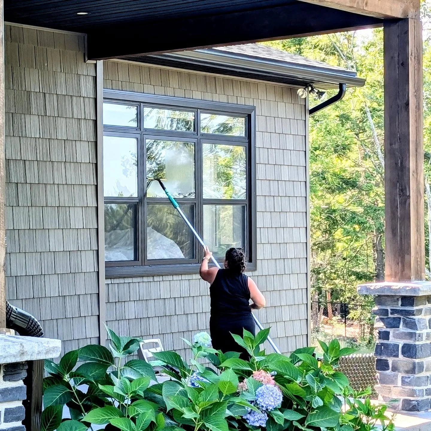 Having the right equipment makes the job so much more efficient and enjoyable. We're loving @unger_usa and just placed another order this week for our future clients. 
.
.
.
#ungerninja #windowcleanersnewglasgow #windowwashing #windowsnewglasgow #nov