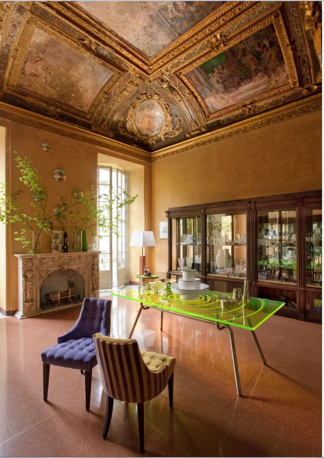 I love the contrast of contemporary design and furniture against such a regal setting. 
