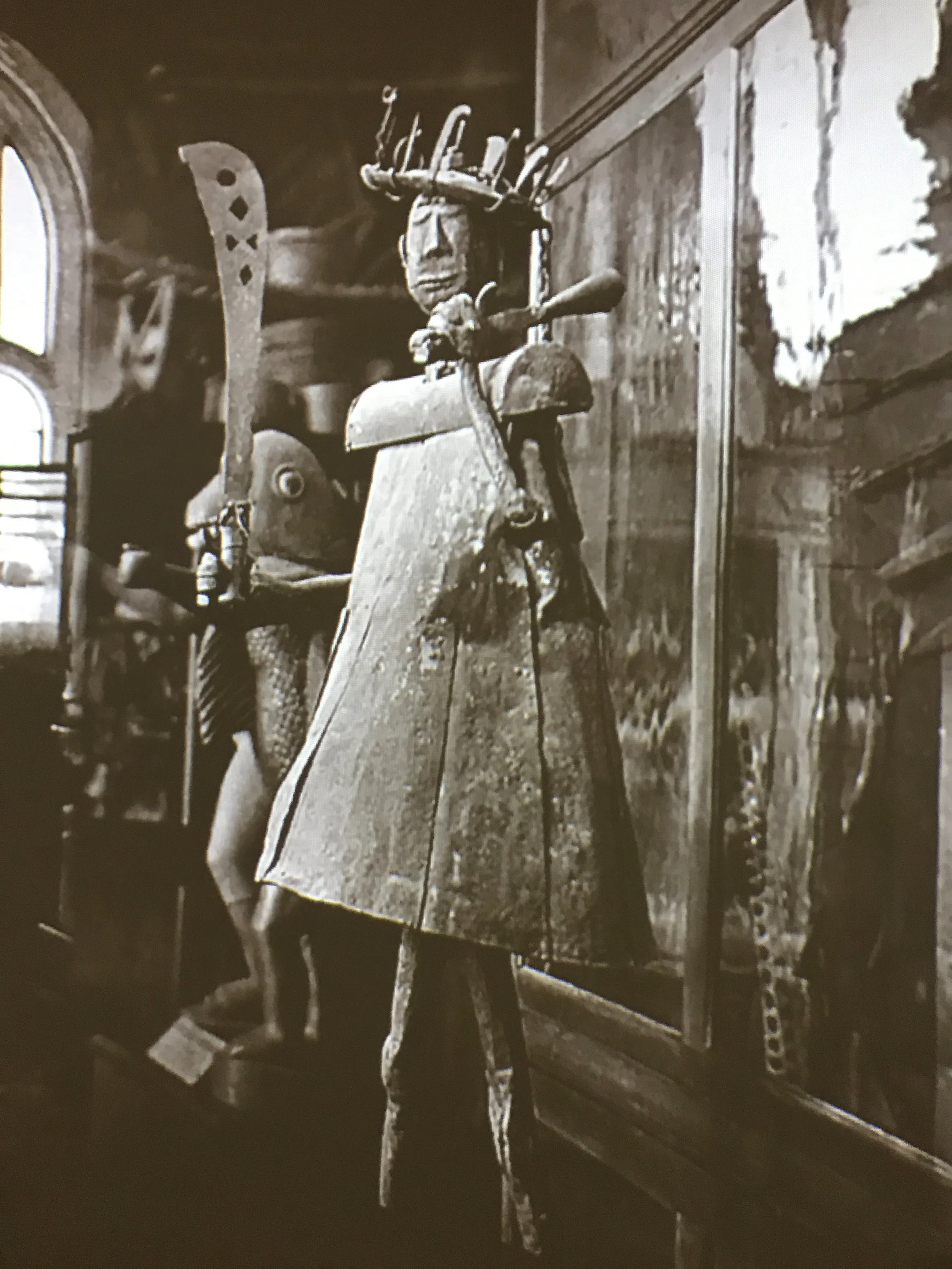 A still from a video filmed at Trocadero Museum around the time when Picasso visited the first time in 1907. This same sculpture by African artist Akati Ekplekendo is physically present at Picasso Primitif.