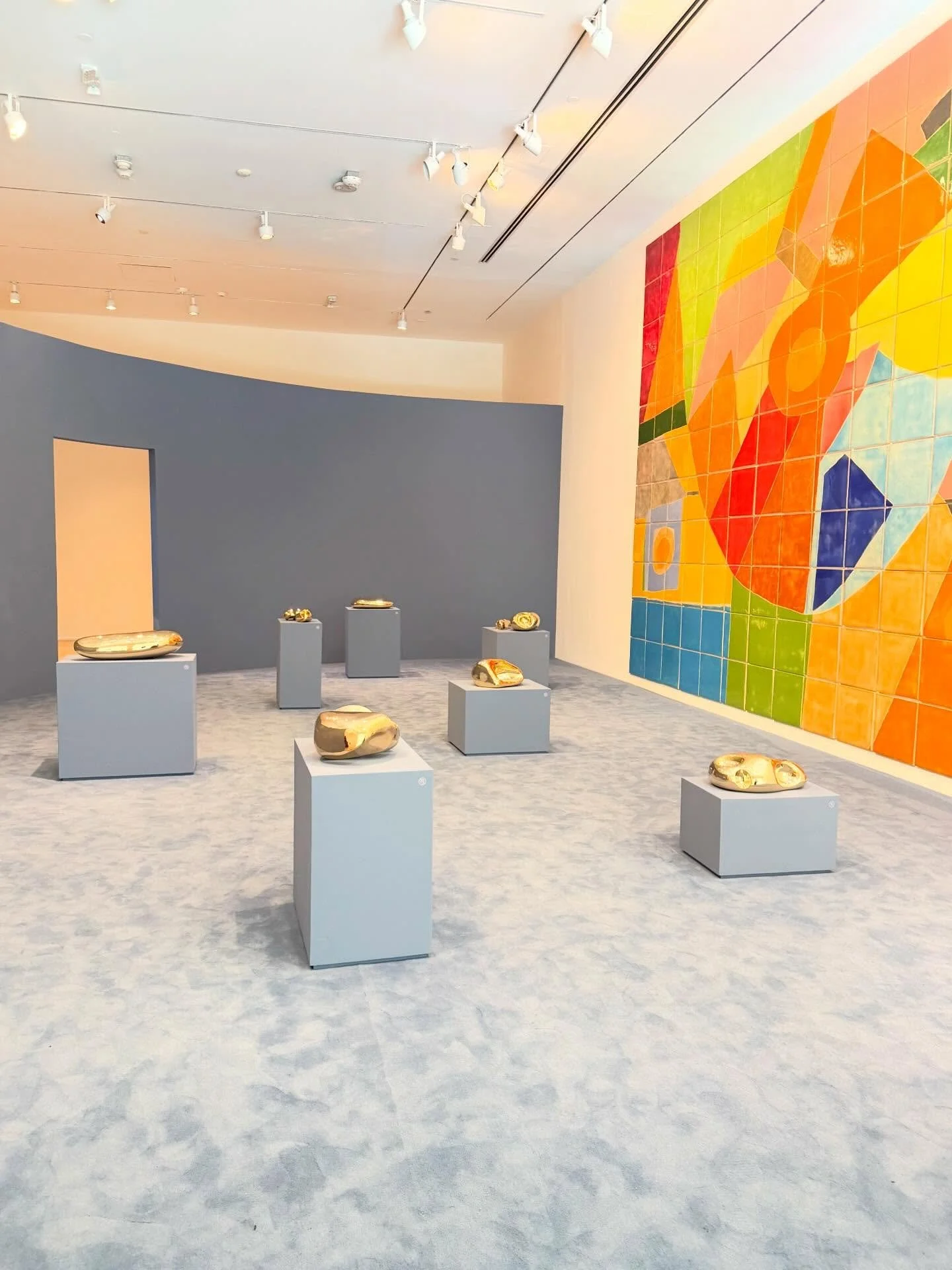 🌴 Things I saw at @thebassmoa and loved 🌴
1. Sarah Crowner&rsquo;s sculptures in conversation with Etel Adnan&rsquo;s mural: two very different sensibilities speaking fluently to each other.
2. Isaac Julien&rsquo;s Vagabondia: a lush two-screen ins