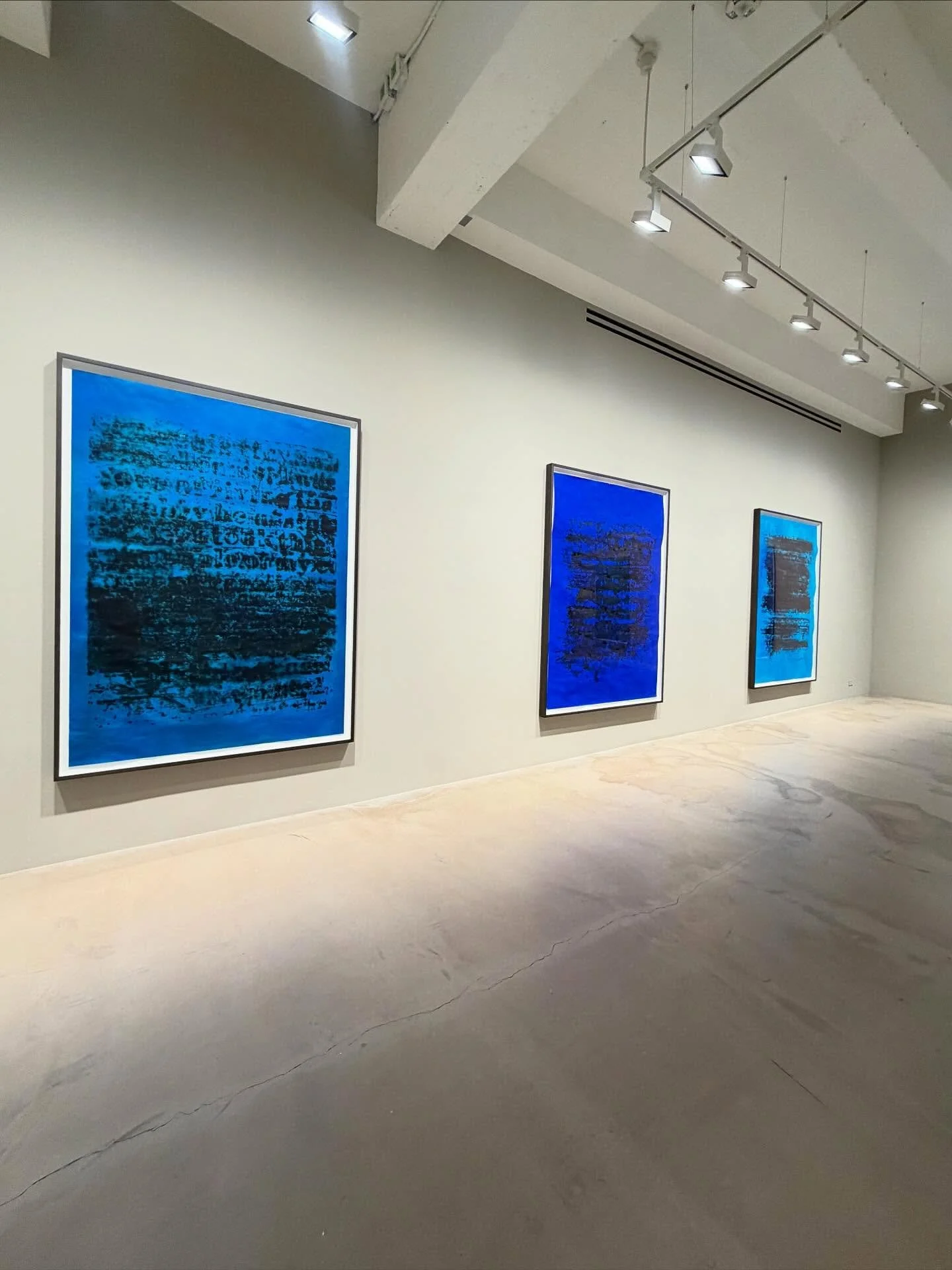 This is how Glenn Ligon turns literature into image in two rooms @hauserwirth 

Works on paper in the front rooted in James Baldwin&rsquo;s &ldquo;Stranger in the Village&rdquo; where text dissolves into blue.

Prints in the back representing three d